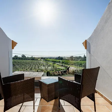 Mit Pool Und Grossem Garten Dom wakacyjny